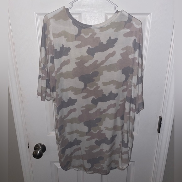 American Eagle camo soft and sexy v neck top size XL - Picture 2 of 4